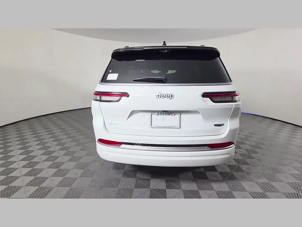 New 2026 Bright White Clear-Coat Exterior Paint Jeep Summit image 28