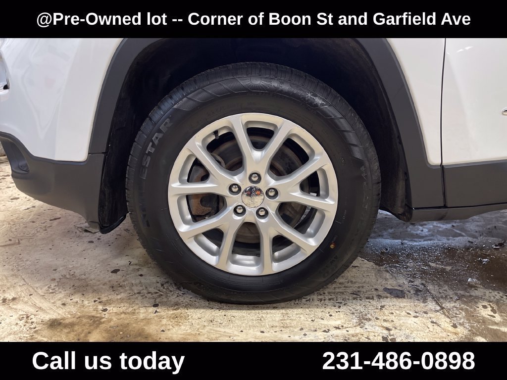 Used 2016  Jeep LATITUDE image 11