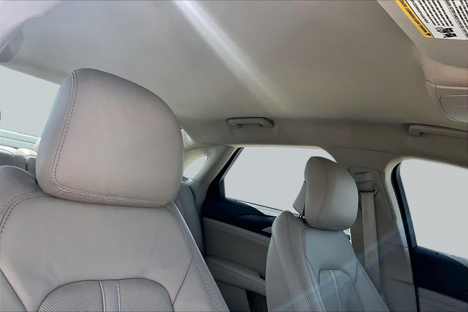Used 2017 White Platinum Metallic Tri-Coat Lincoln Reserve image 13