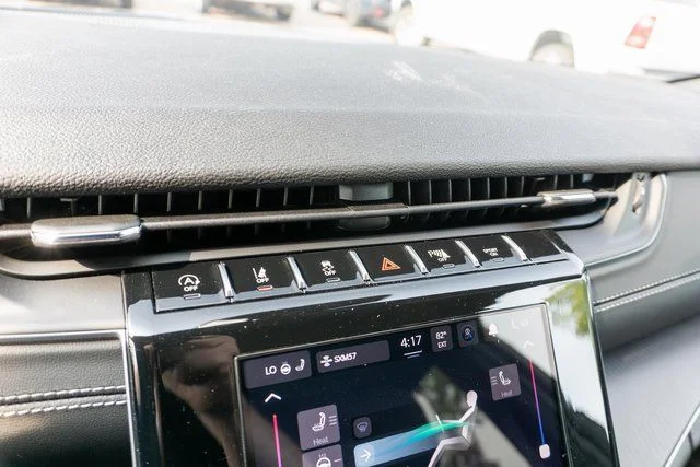 New 2026 Diamond Black Crystal Pearlcoat Jeep Laredo X image 22
