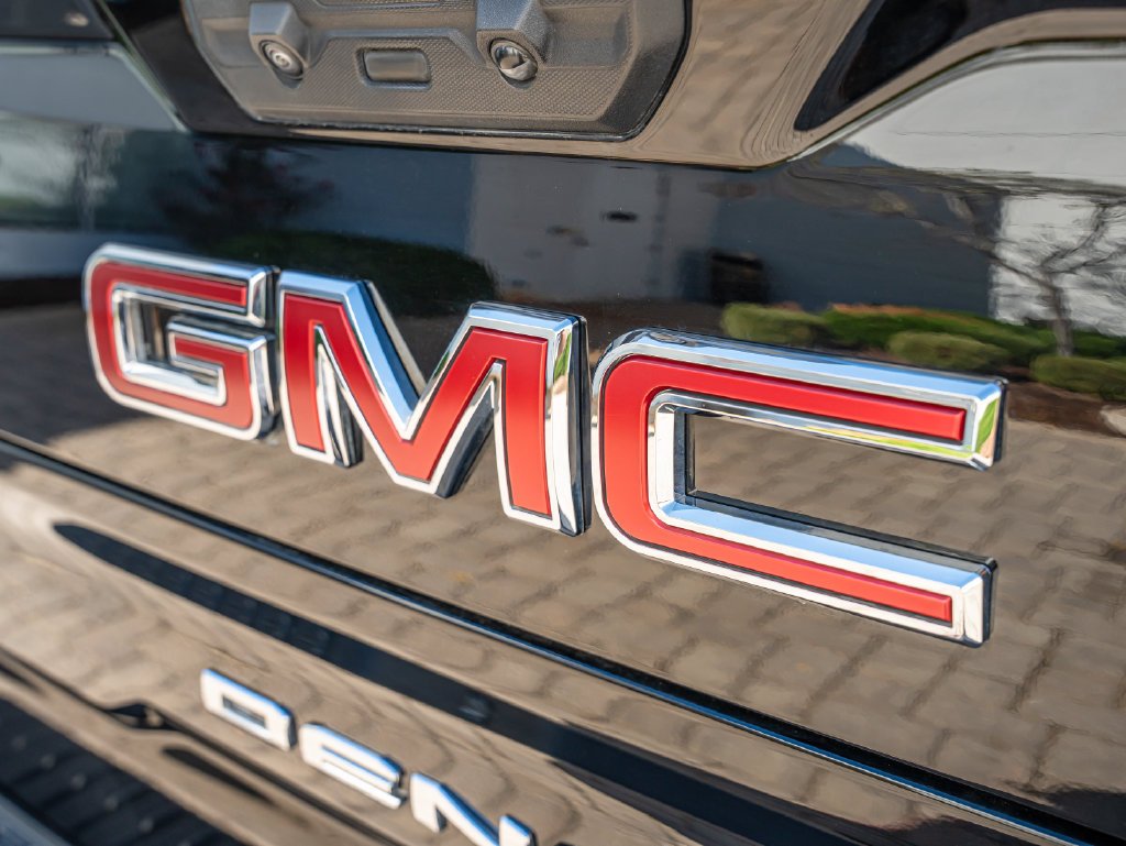 Used 2024 Onyx Black GMC Denali image 18