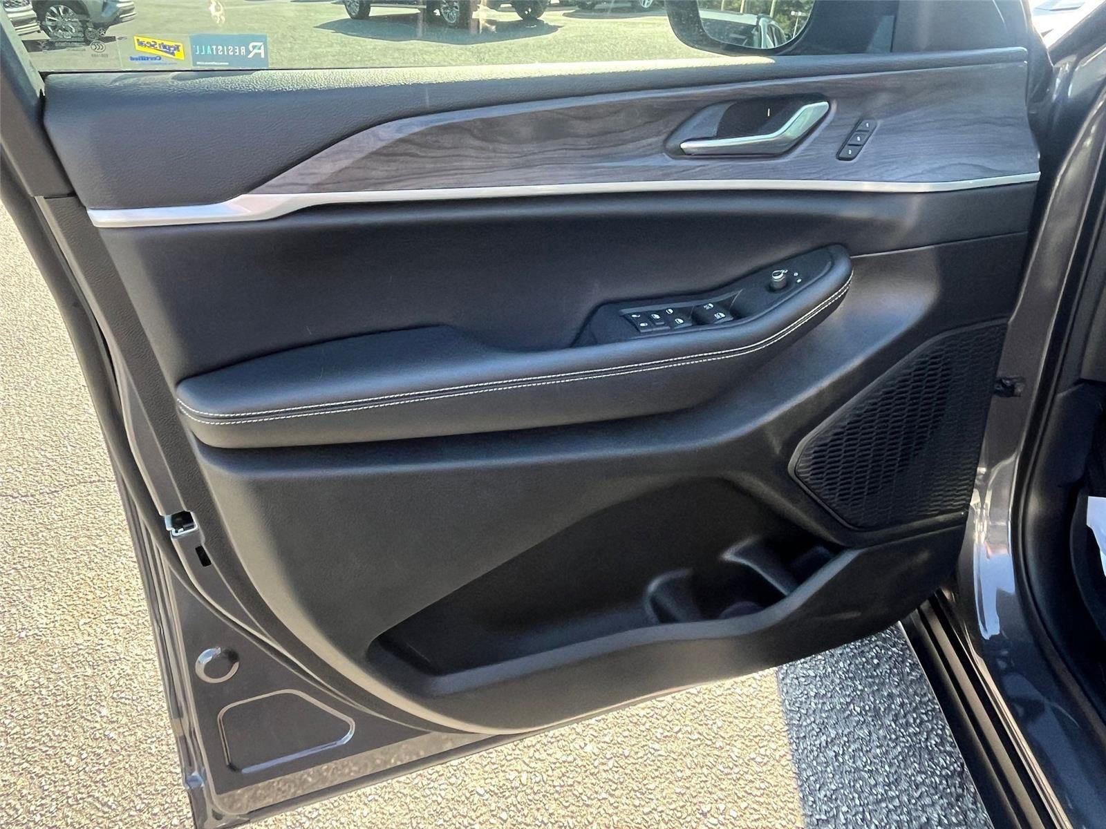Used 2025 Baltic Gray Metallic Clearcoat Jeep Limited image 9