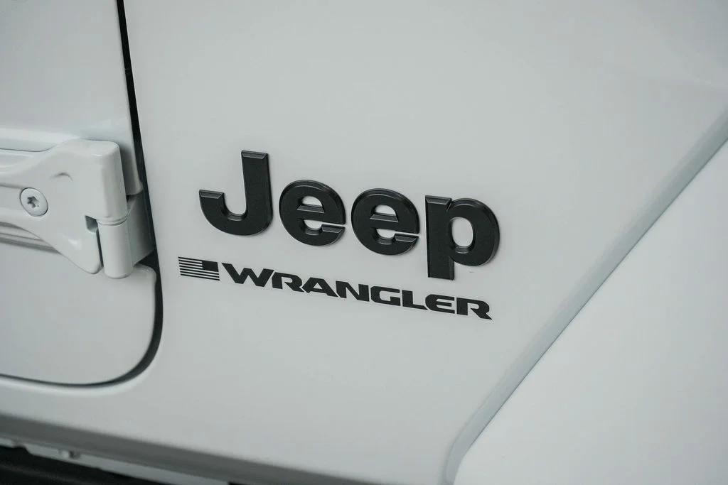 New 2026 Bright White Clear-Coat Exterior Paint Jeep Sahara image 9