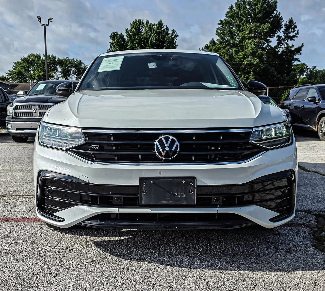 2023 Volkswagen Tiguan 2.0T SE R-Line Black's photo