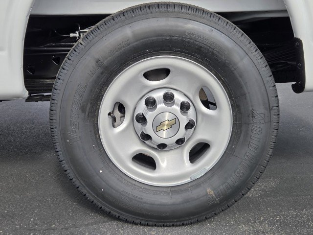 New 2026 Summit White Chevrolet WT image 32