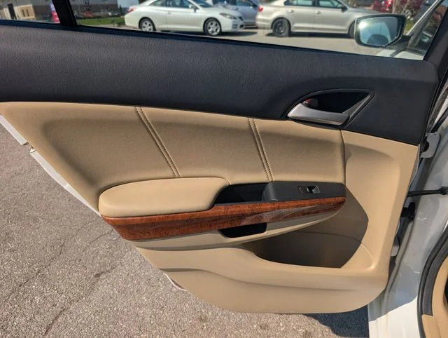 Used 2011 White Honda EX-L image 17