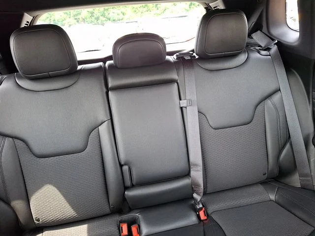 Used 2022 Black Jeep Latitude image 20