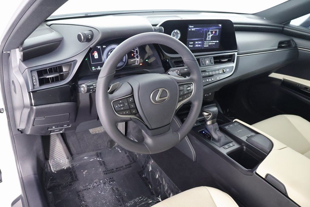Used 2022 White Pearl Lexus 300h image 7