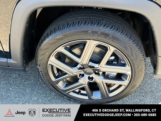 New 2026 Diamond Black Crystal Pearl-Coat Exterior Paint Jeep Limited image 7