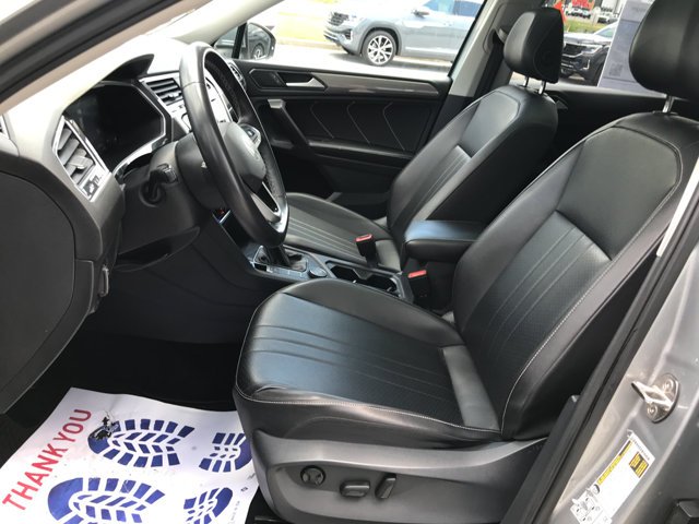 Used 2022 Pyrite Silver Metallic Volkswagen SE image 25
