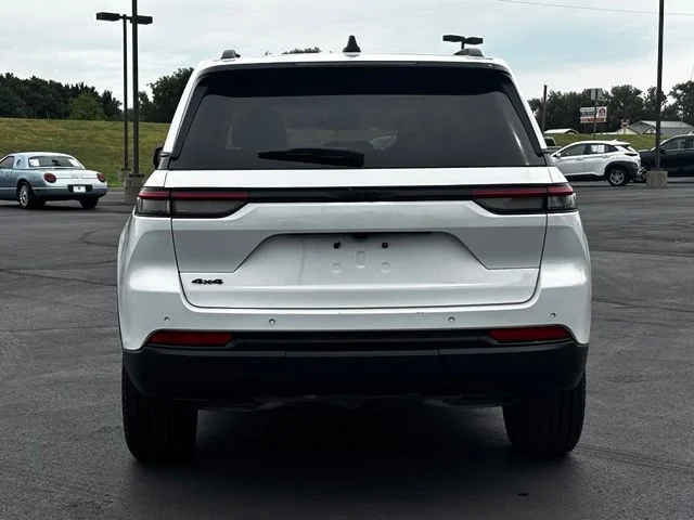 Used 2024 White Jeep Altitude image 6