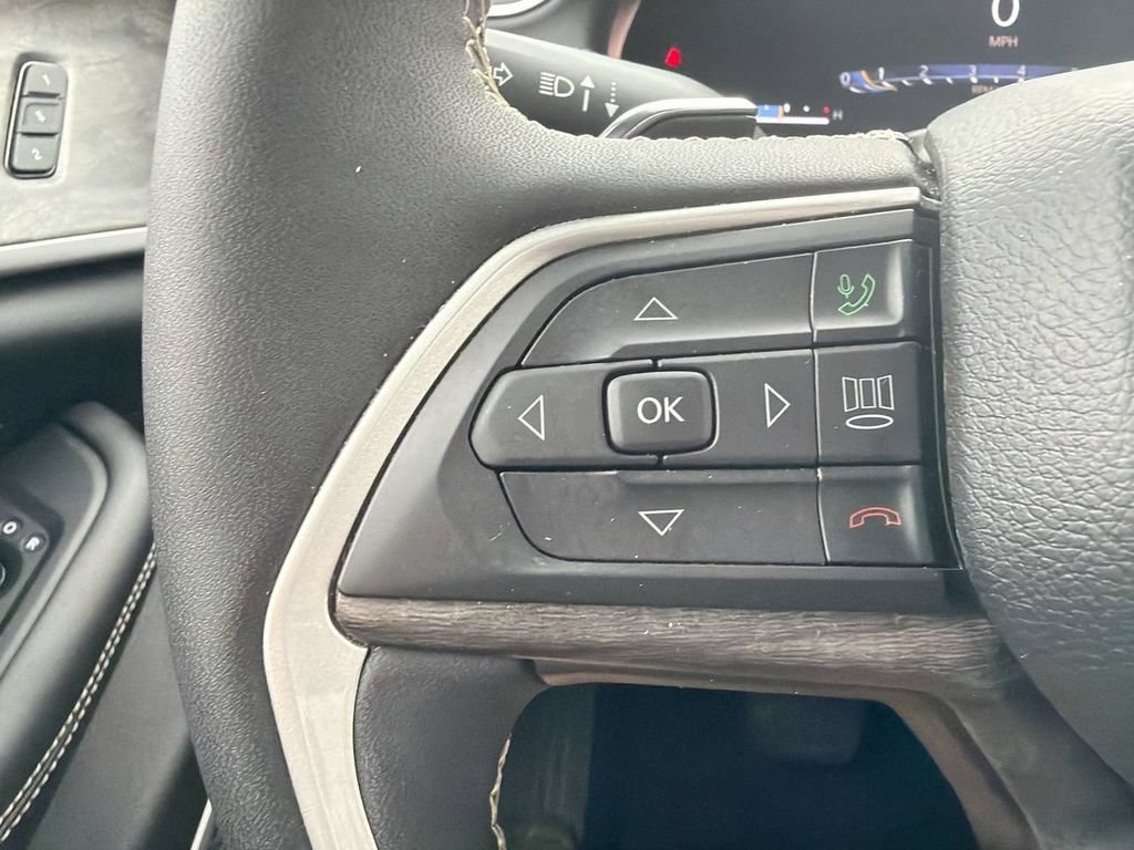 Used 2023  Jeep Limited image 25