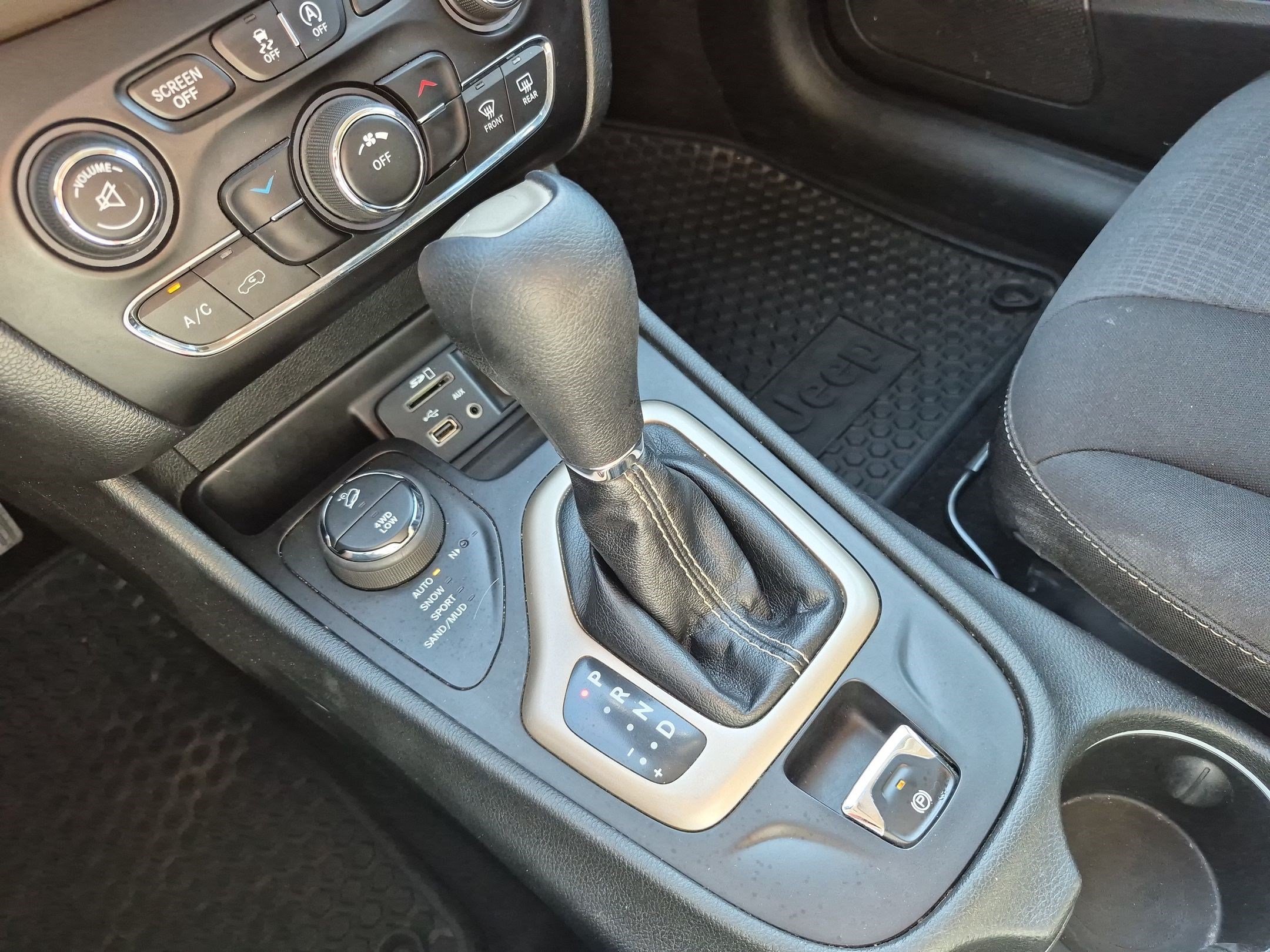 Used 2015 Bright White Clearcoat Jeep Latitude image 24