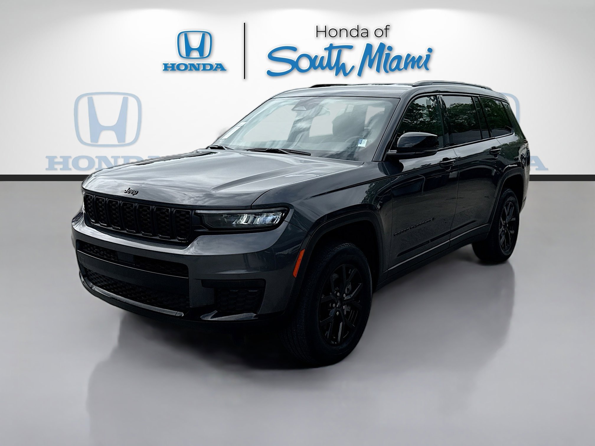 Used 2024 Baltic Gray Metallic Clearcoat Jeep Altitude image 3