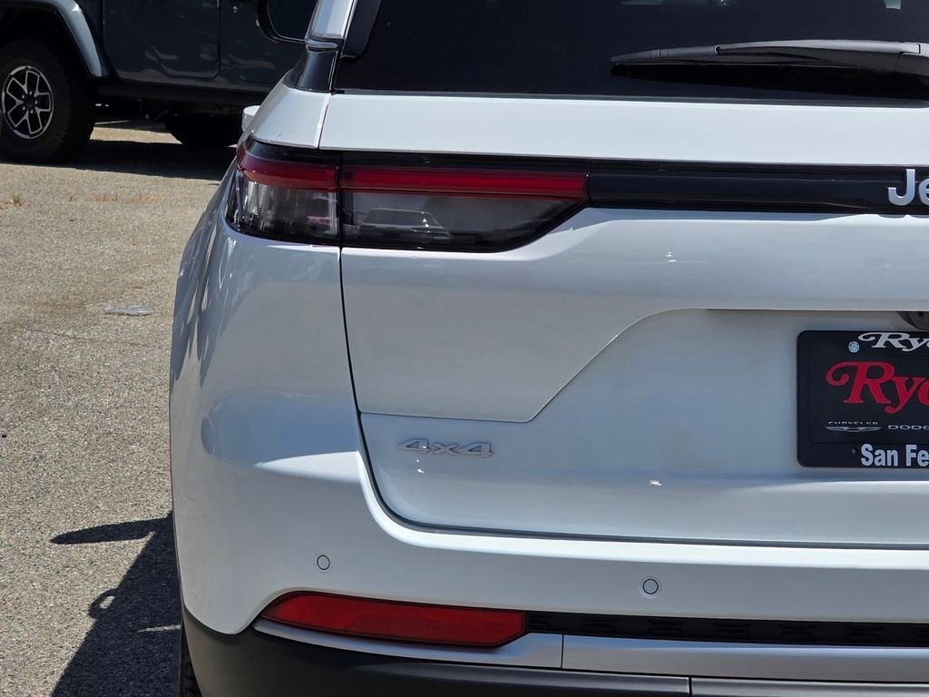 New 2026 Bright White Clear-Coat Exterior Paint Jeep Limited image 6