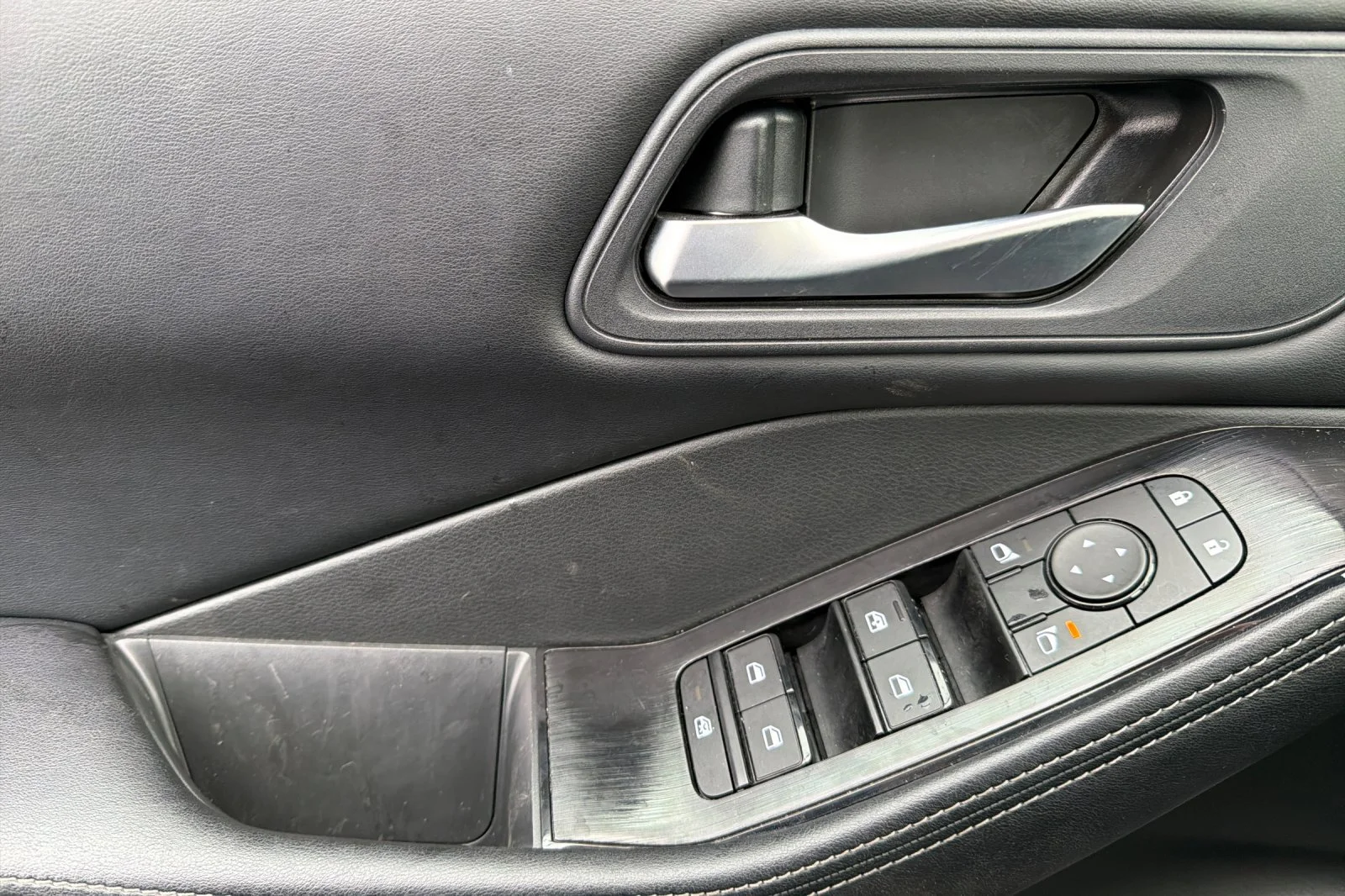 Used 2025 Deep Ocean Blue Pearl Nissan SV image 9