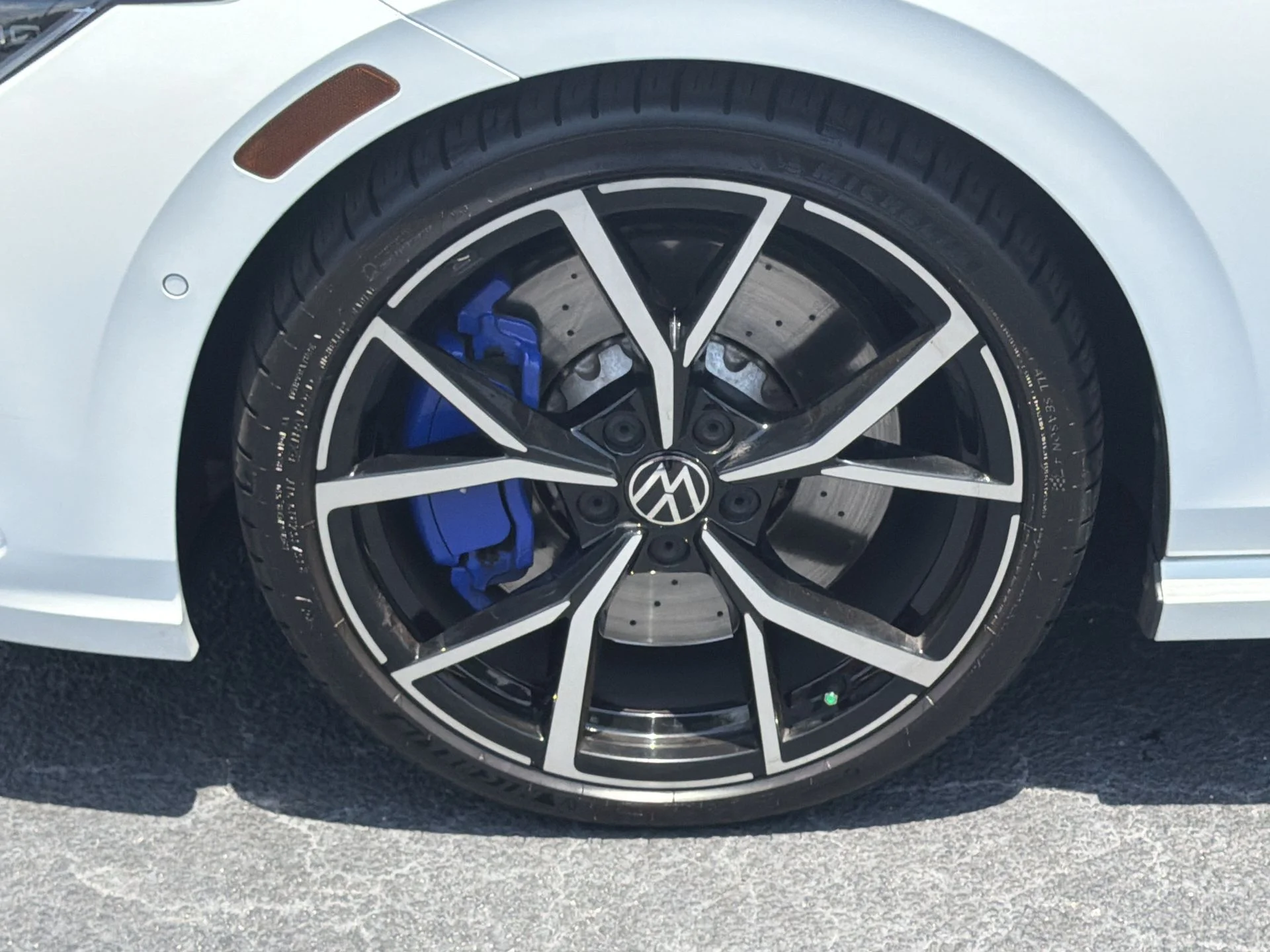 Certified Used 2022 Pure White Volkswagen 2.0T image 33