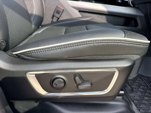 New 2026 Ivory White Tri-Coat Pearl-Coat Exterior Paint RAM Laramie image 36