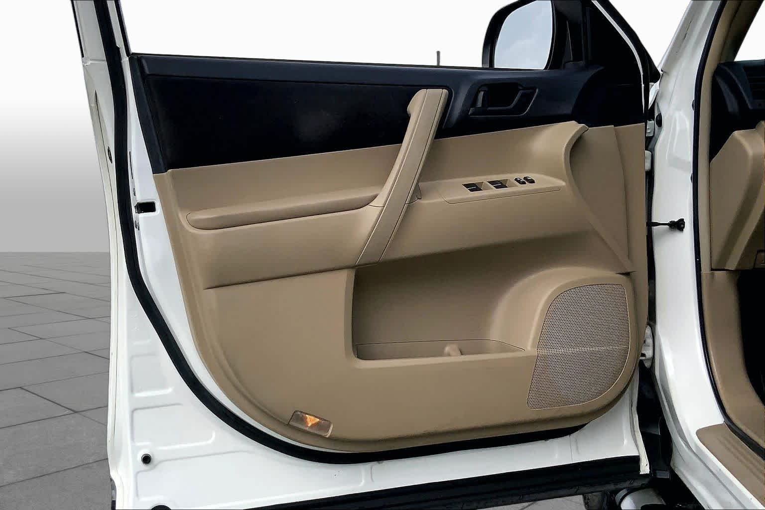 Used 2012 Blizzard Pearl Toyota  image 21