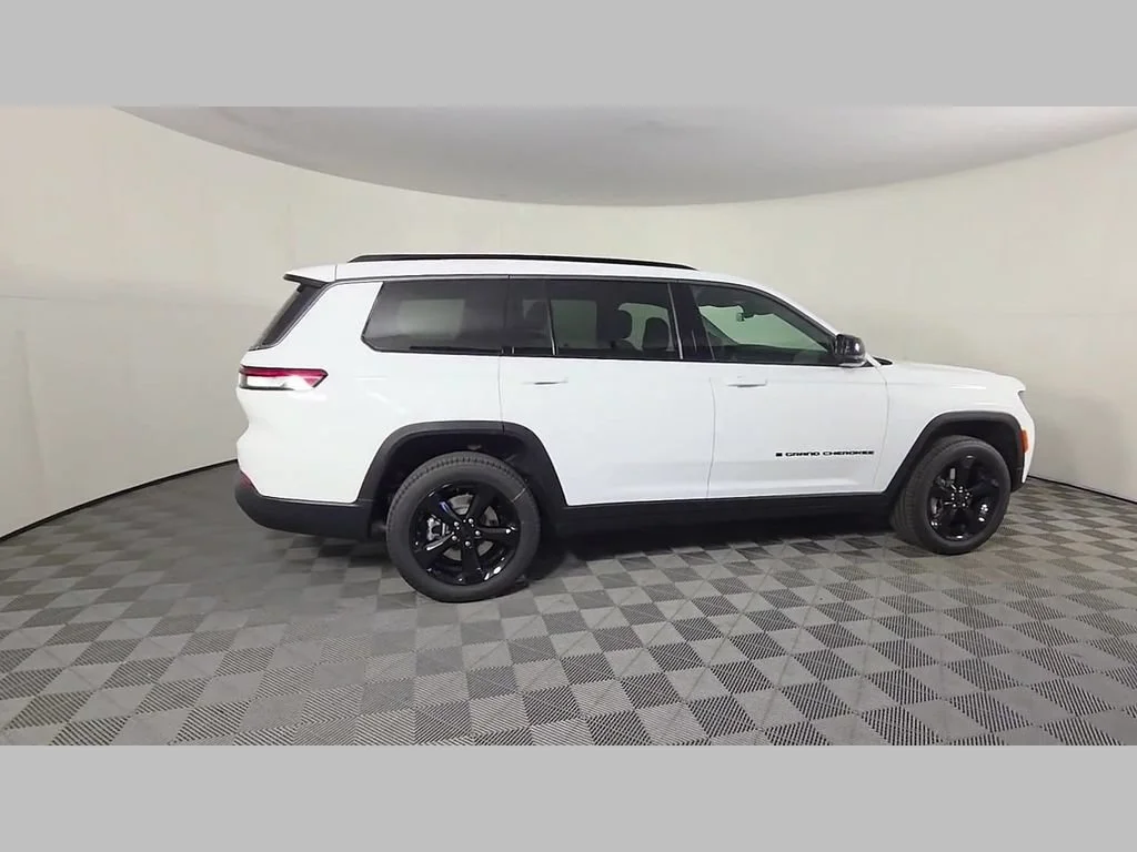 New 2026 Bright White Clear-Coat Exterior Paint Jeep Limited image 24