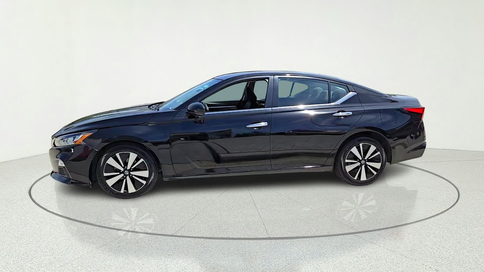 Used 2022 Black Nissan 2.5 SV image 5