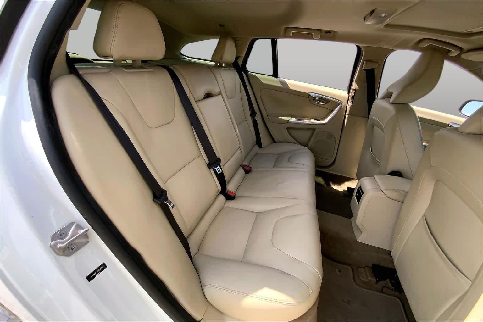 Used 2015 Crystal White Pearl Volvo T5 Drive-E Platinum image 19