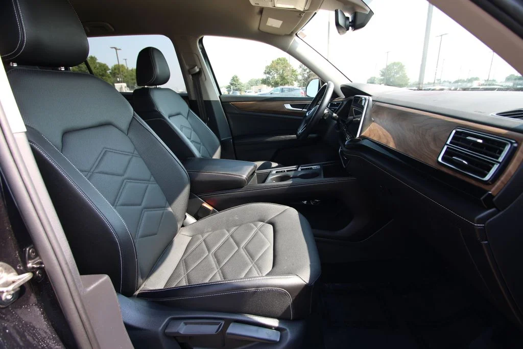 Used 2025  Volkswagen 2.0T SE image 8