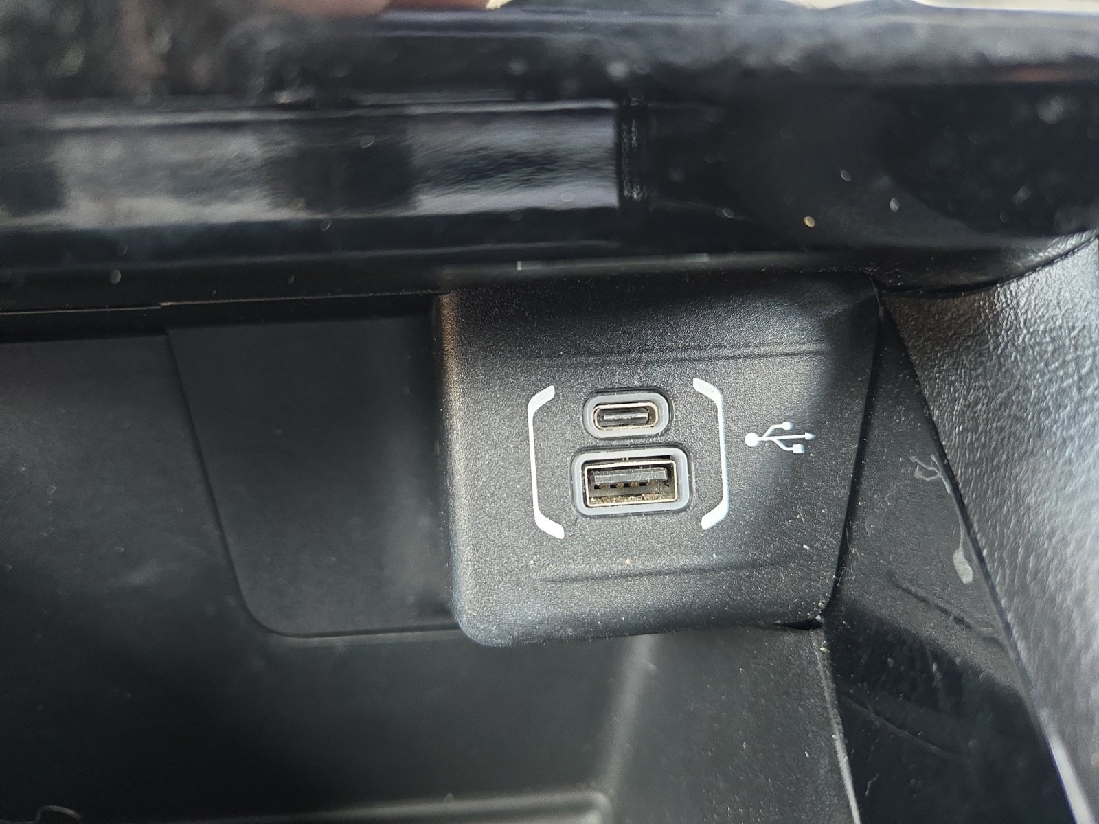 Used 2024 Silver Zynith Metallic Clearcoat Jeep Latitude image 19