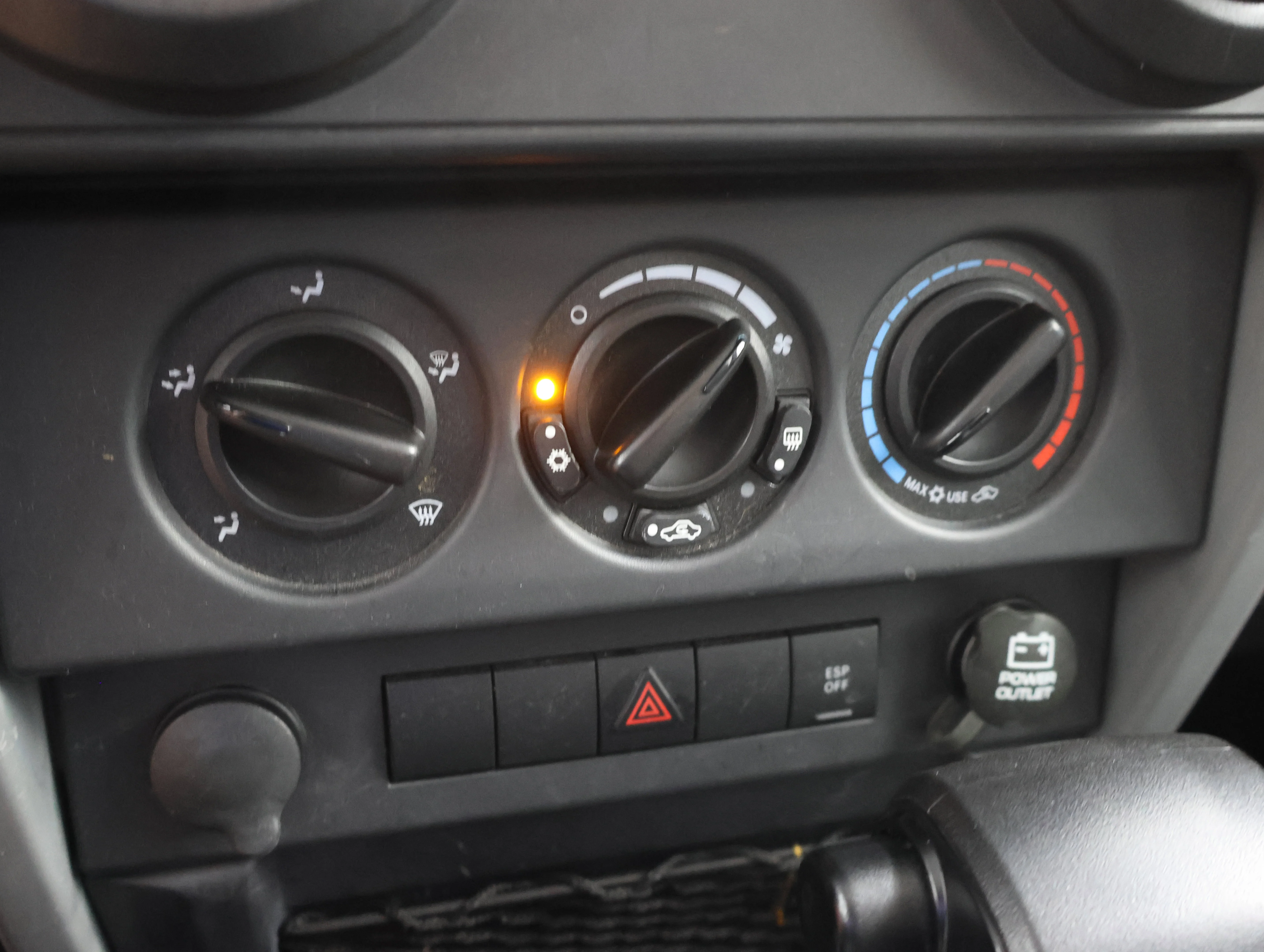 Used 2009 Red Rock Crystal Pearl Jeep X image 33