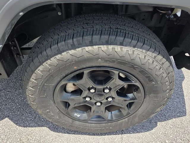 Used 2022  Jeep Sport image 11