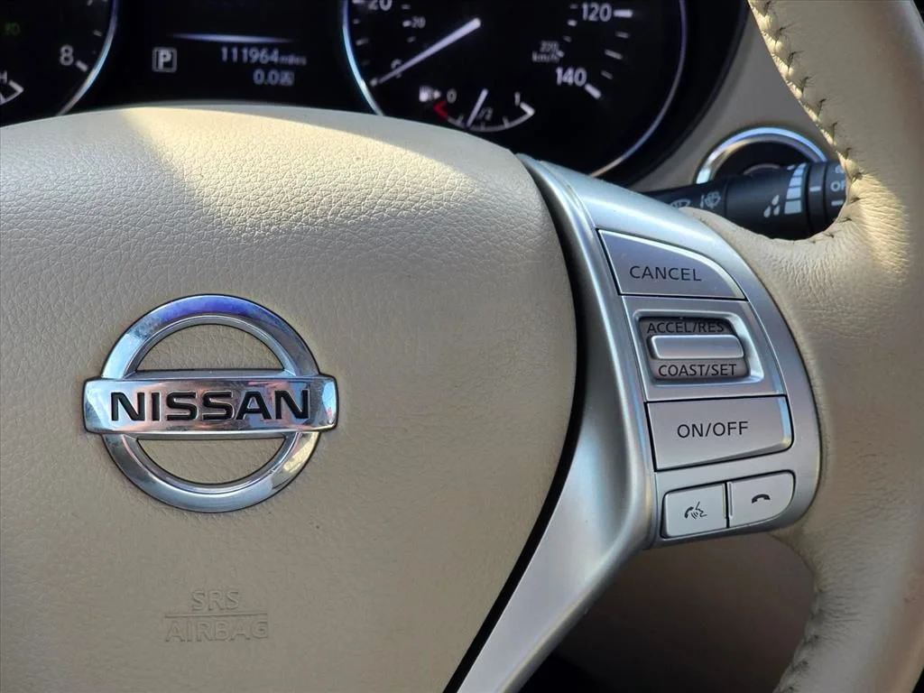 Used 2015 Red Nissan SL image 17