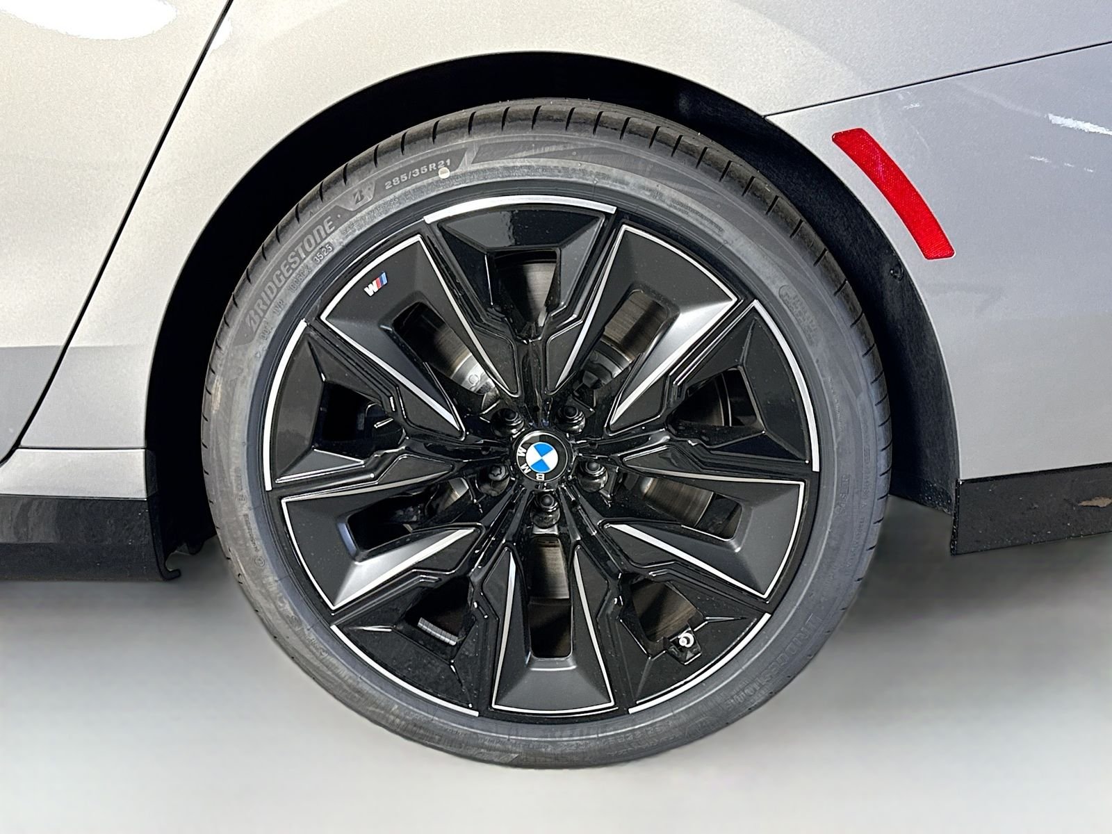 New 2026 Oxide Grey Metallic BMW 760i xDrive image 33