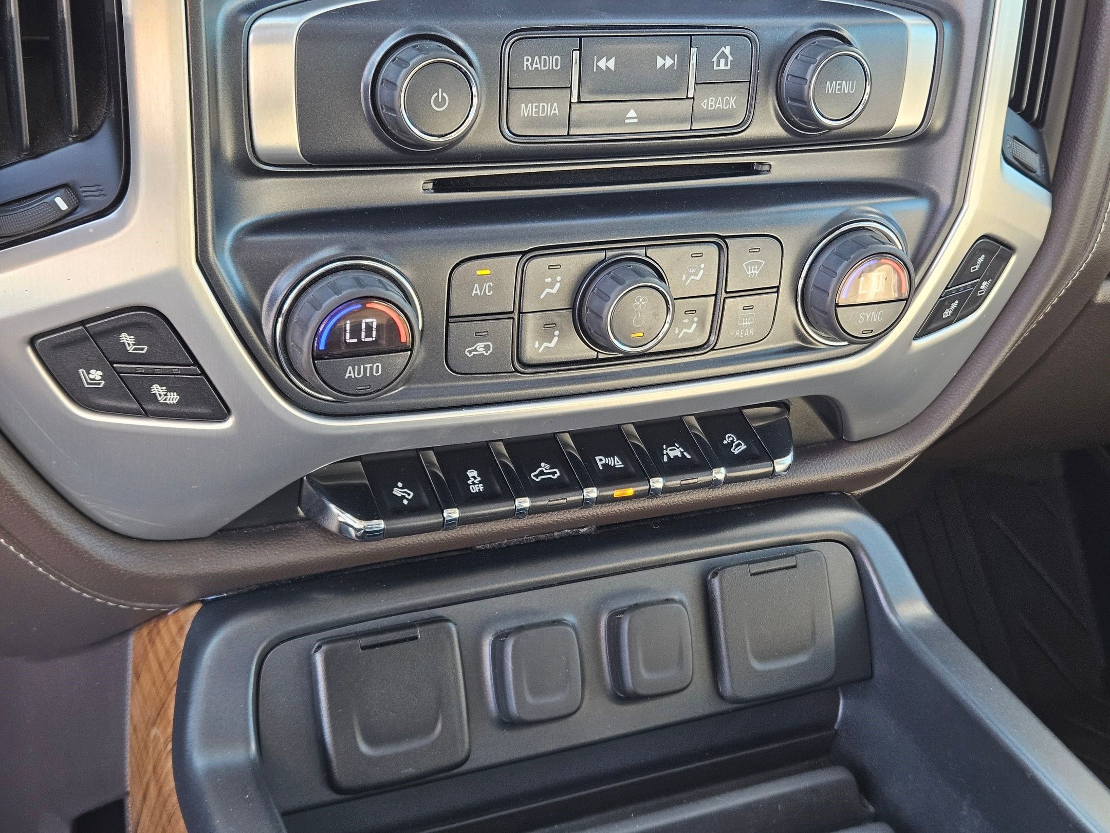 Used 2018 White Frost Tricoat GMC SLT image 26