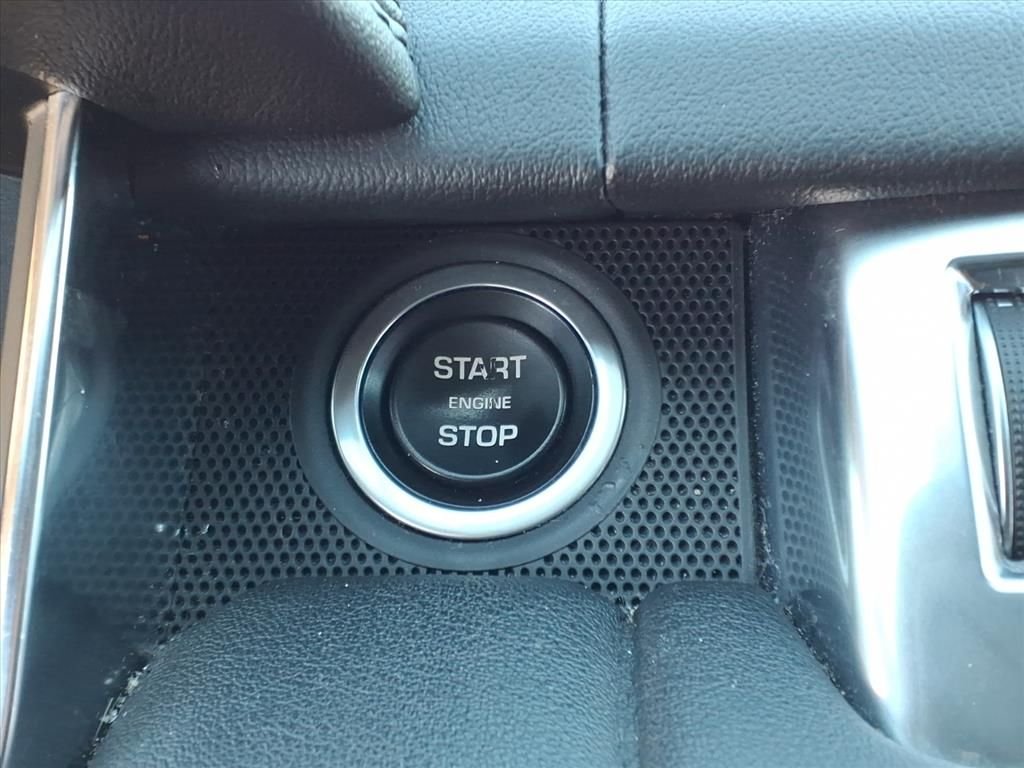 Used 2020 Santorini Black Metallic Land Rover SE image 12