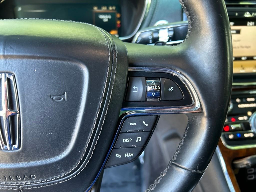 Used 2017 White Lincoln Select image 22
