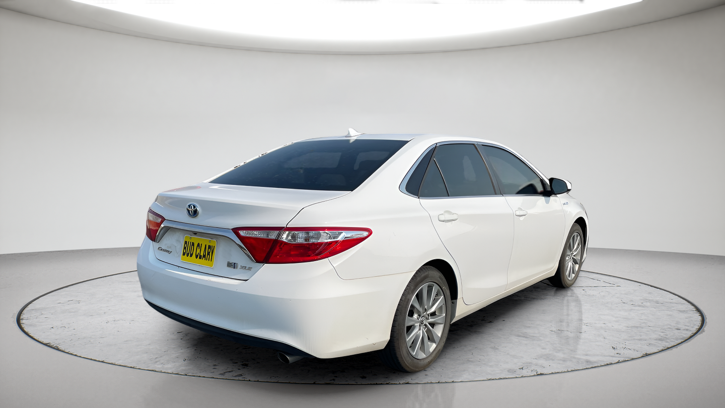 Used 2016 White Toyota XLE image 3