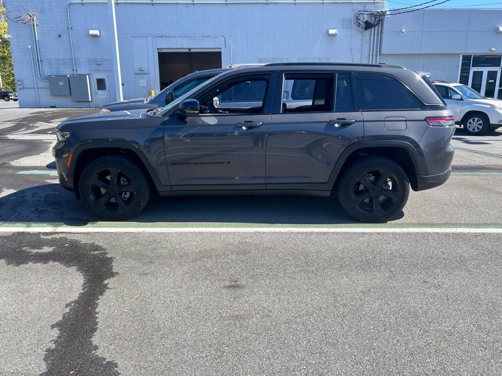 Used 2023 Gray Jeep Altitude X image 7