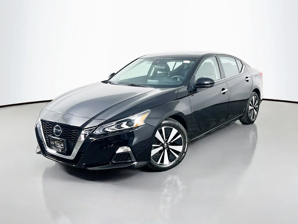 Used 2022 Black Nissan 2.5 SV image 3