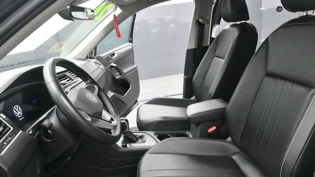 Used 2024 Black Volkswagen 2.0T SE image 21