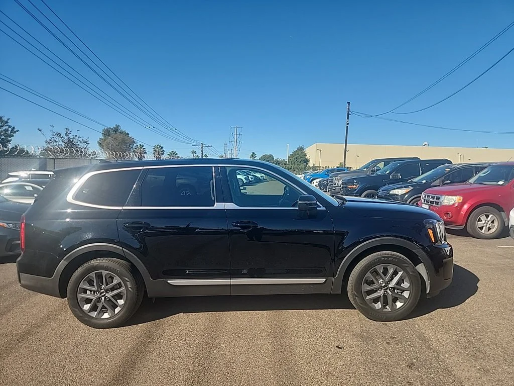 Used 2024 Black Kia LX image 16
