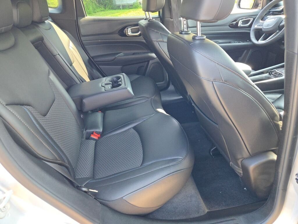 New 2026 Silver Zynith Metallic Clearcoat Jeep Latitude image 8