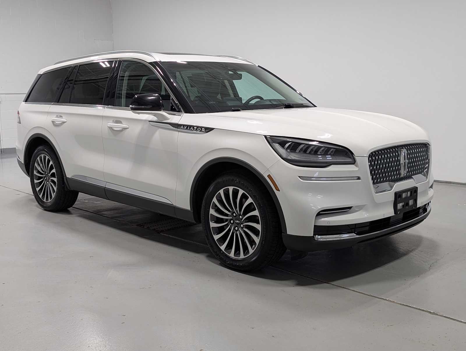 Used 2023 Pristine White Lincoln Reserve image 6