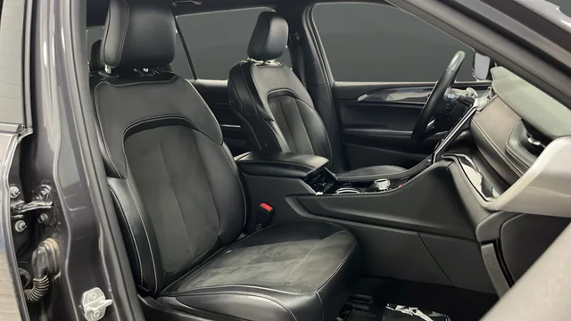 Used 2022 Gray Metallic Jeep Altitude image 22