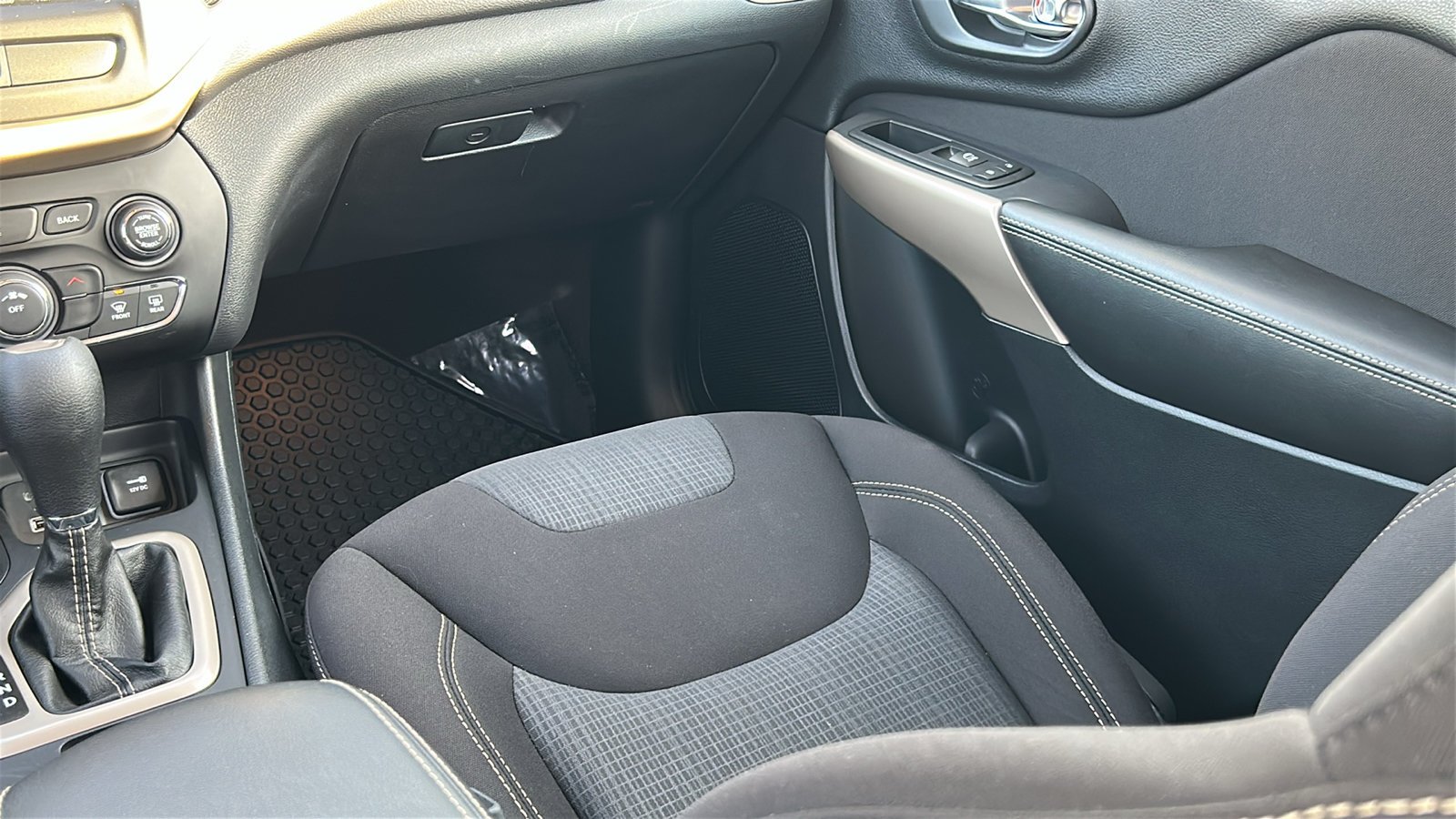 Used 2017 Black Jeep Latitude image 15