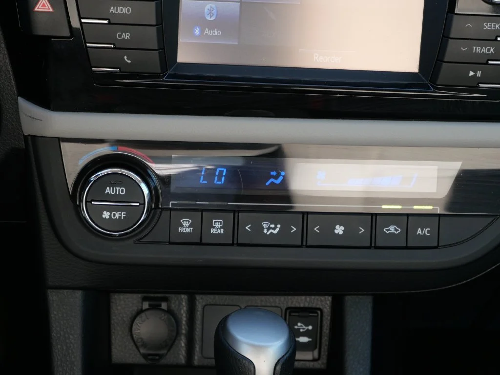 Used 2016 Silver Toyota LE image 17