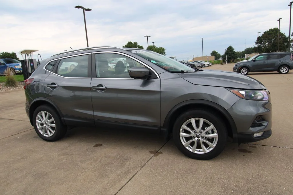 Used 2022 Gun Metallic Nissan SV image 3