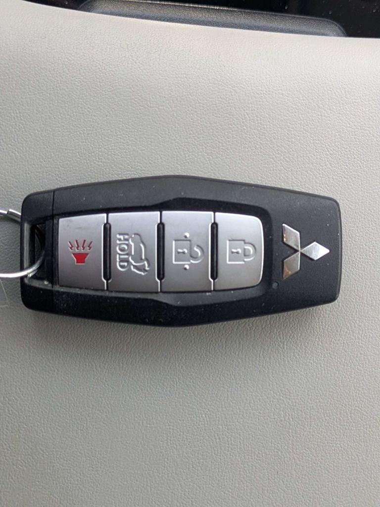 Used 2025  Mitsubishi SE image 33