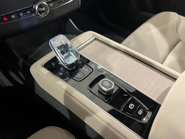 New 2026 White Volvo B6 Plus 7-Seater image 19