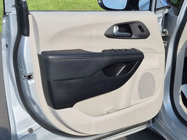 Used 2024 Silver Chrysler Touring L image 19