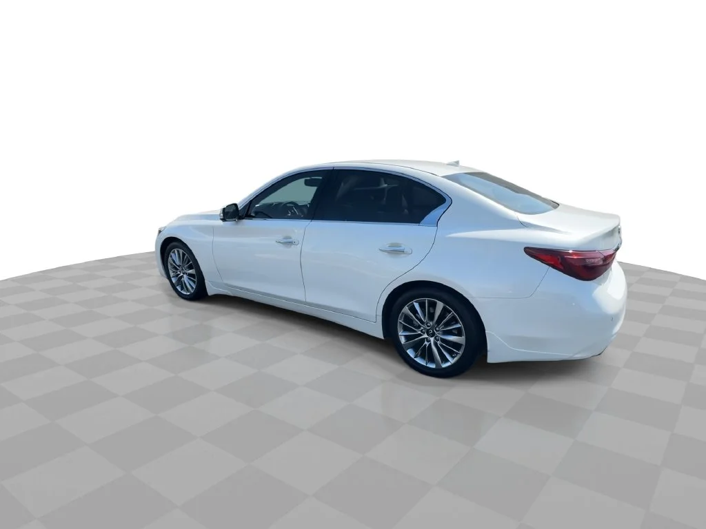 Used 2023 White INFINITI LUXE image 6
